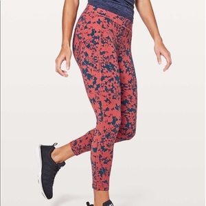 Like new lululemon final lap crop size 6